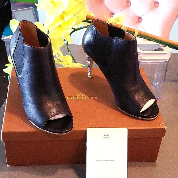 Vintage Black w/ snakeskin heel bootie! RARE CLASSY FIND! - Picture 3 of 15